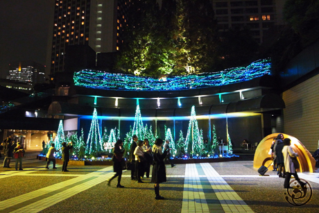 クリスマスモードのカラヤン広場